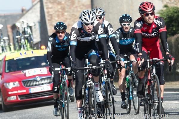 A group makes its way back to the peloton.