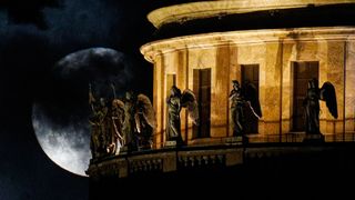 Полная луна светит над Исаакиевским собором в Санкт-Петербурге, Россия, 21 августа 2021 года.