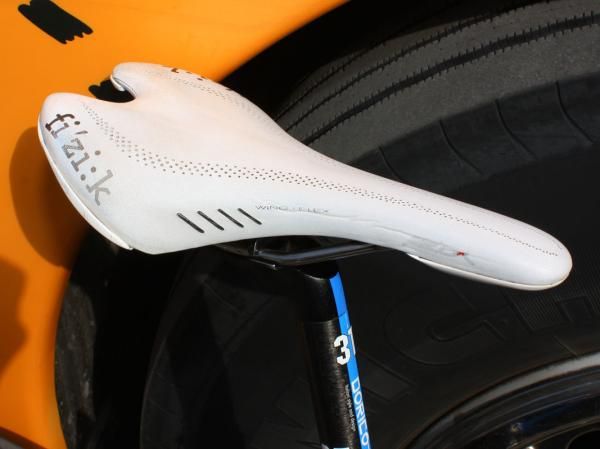 Tyler Farrar's (Garmin-Transitions) seatpost is topped with this fi'zi:k saddle - can't tell what model it is but it's not one that's currently available.