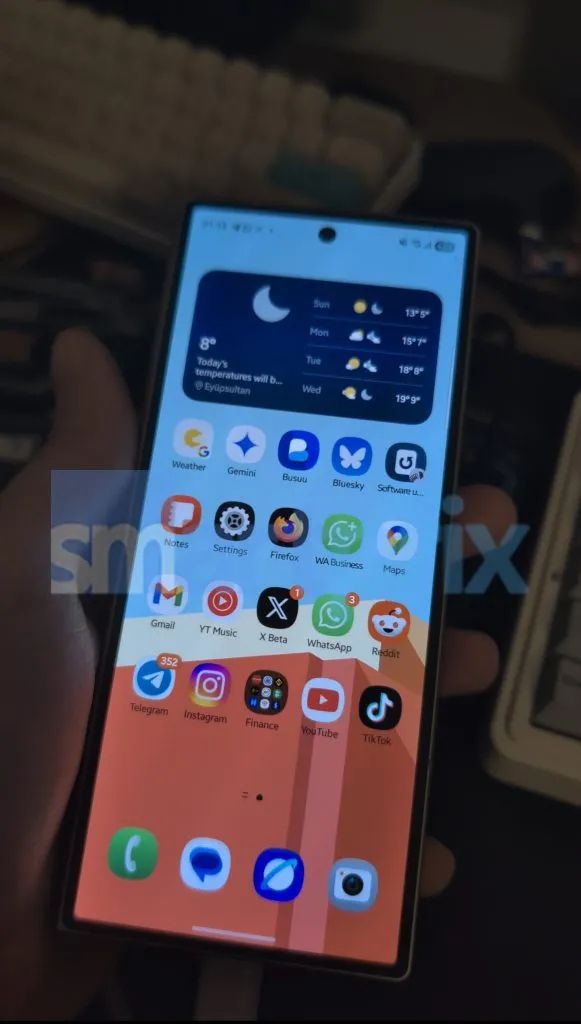 A photo supposedly showing the Samsung One UI 8 homescreen
