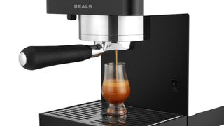 Zeroth Law REAL9 FIT coffee maker being used to brew a shot of espresso