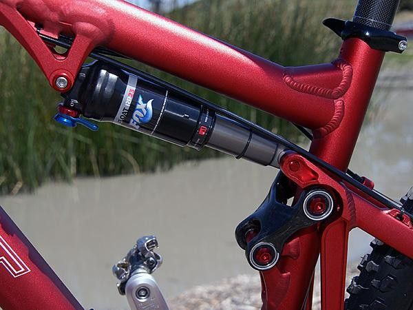 Carbon fiber is used for the upper link to shed some weight.