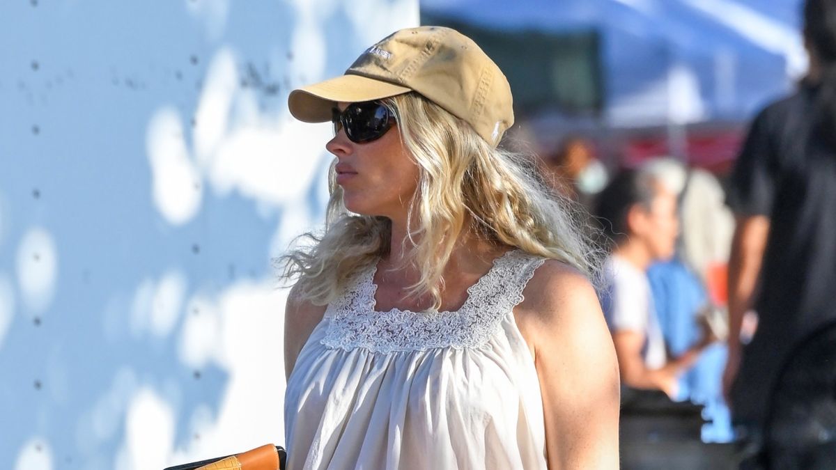 This Dress Trend Plus Closed-Toe Flats in This Color Is *the* Outfit of Summer 2026