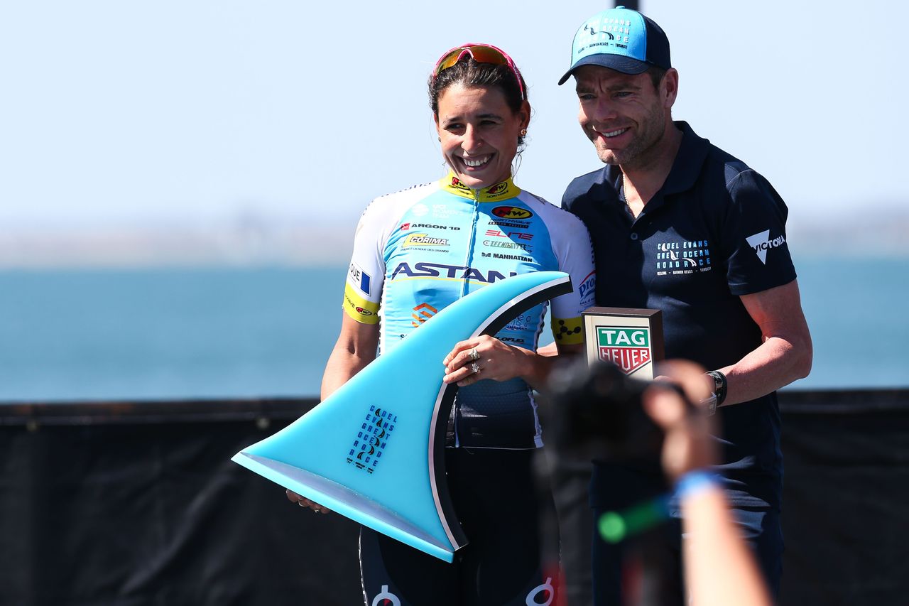 Arlenis Sierra poses for photos with Cadel Evans