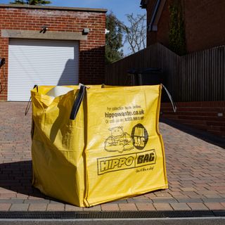 Midi sized HIPPOBAG on driveway in front of garage