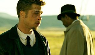 Seven Brad Pitt and Morgan Freeman stand in a field, in a tense situation