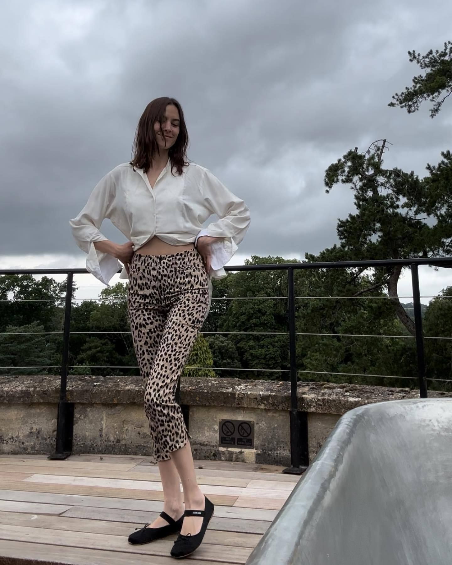 Influencer styles capri pants.