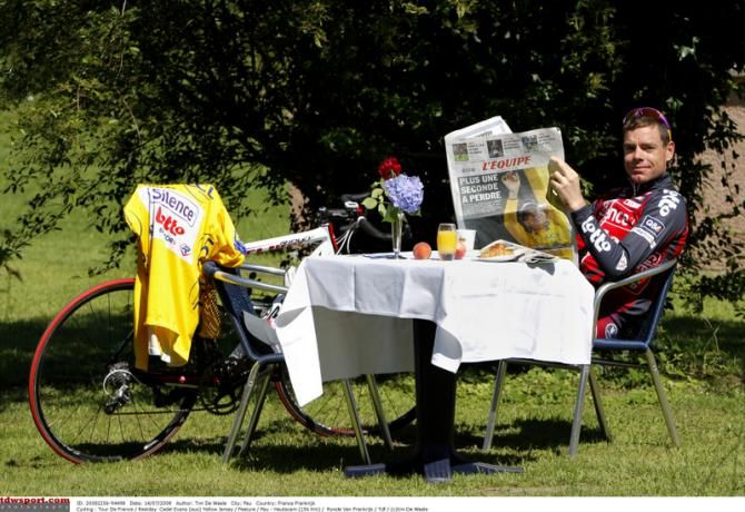 Cadel Evans held the yellow jersey on the first rest day of the 2008 Tour so enjoys a moment to read the dailys