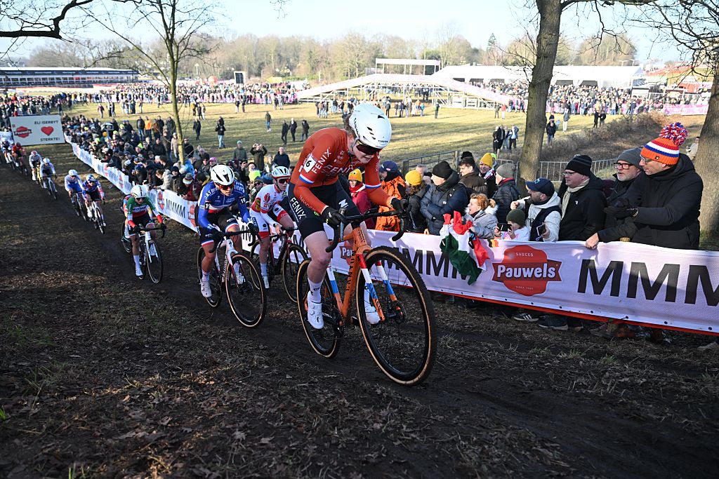 UCI Cyclo-cross World Cup Hoogerheide: Puck Pieterse dominates with back-to-back victories in final weekend before Worlds