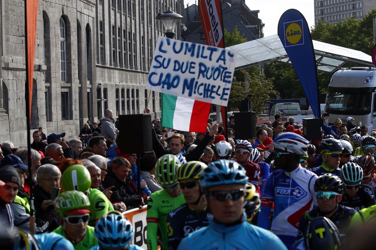 Fans remember Michele Scarponi at the start of Li&egrave;ge-Bastogne-Li&egrave;ge