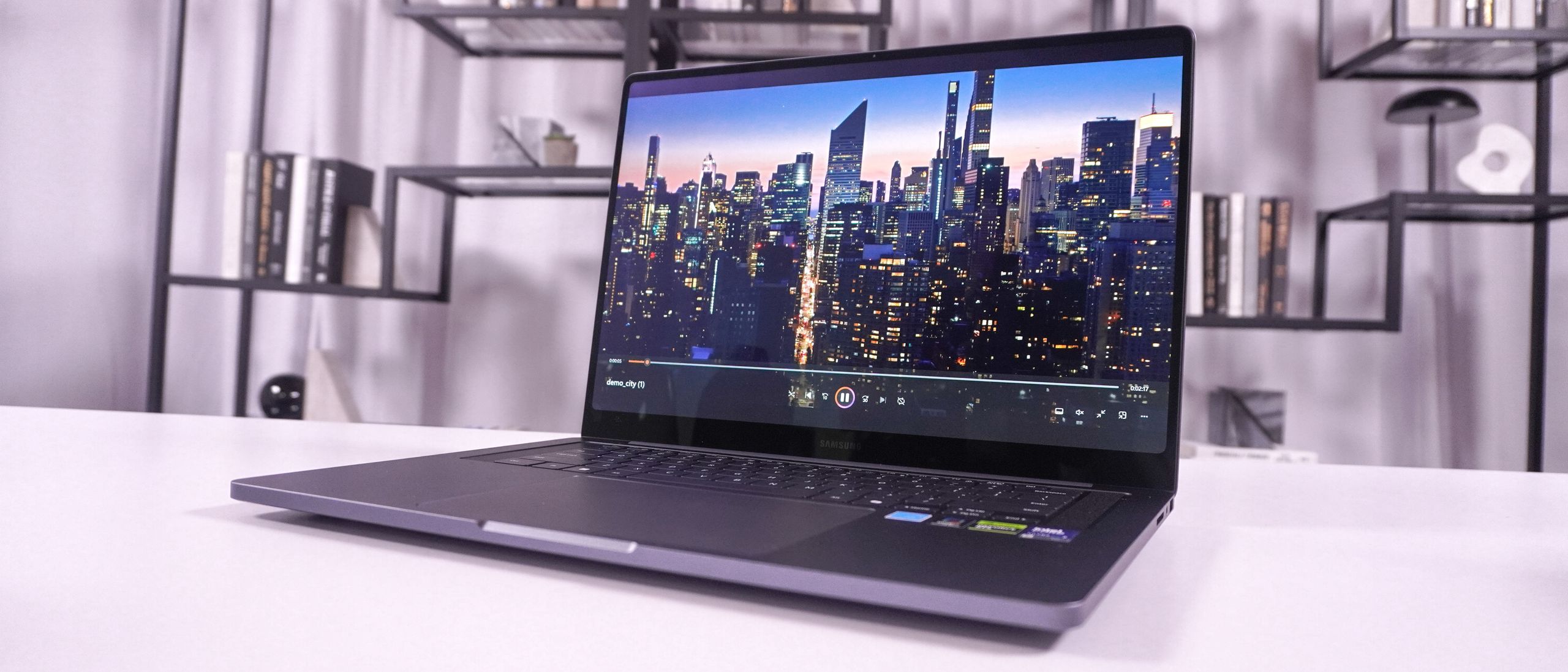 من Samsung Galaxy Book6 Pro و Ultra را آزمایش کرده‌ام و ممکن است آنها جدی‌ترین رقبای مک بوک باشند.