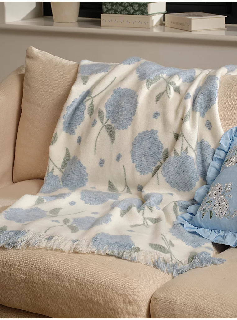 George Home, Stacey Solomon Blue &amp;amp; White Hydrangea Throw &amp;ndash; 150 x 120cm