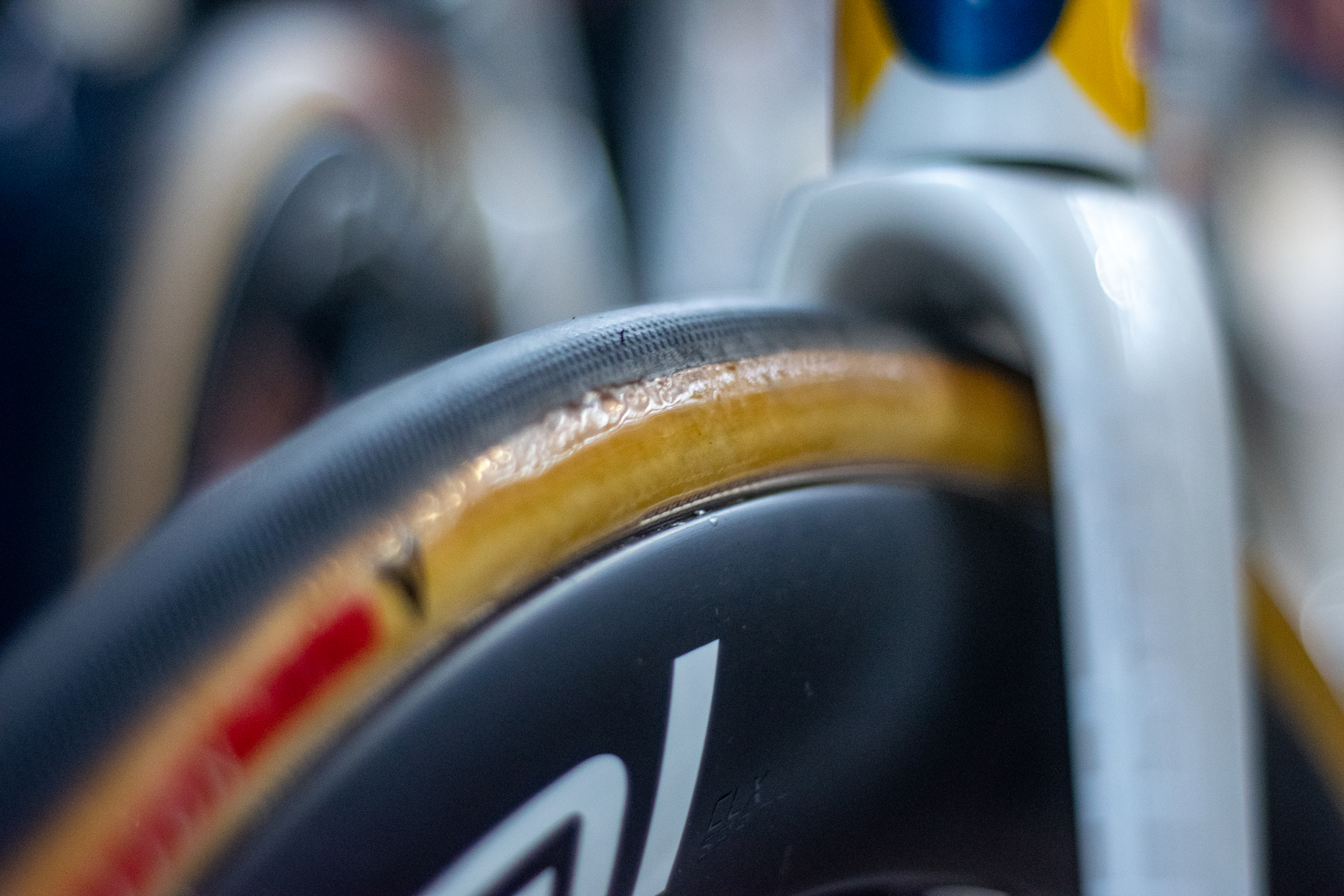 Un neumático Specialized Cotton TLR con sellador transparente aplicado al flanco