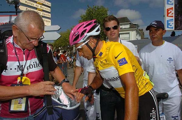 Serguei Gonchar (T-Mobile) looks for a drink