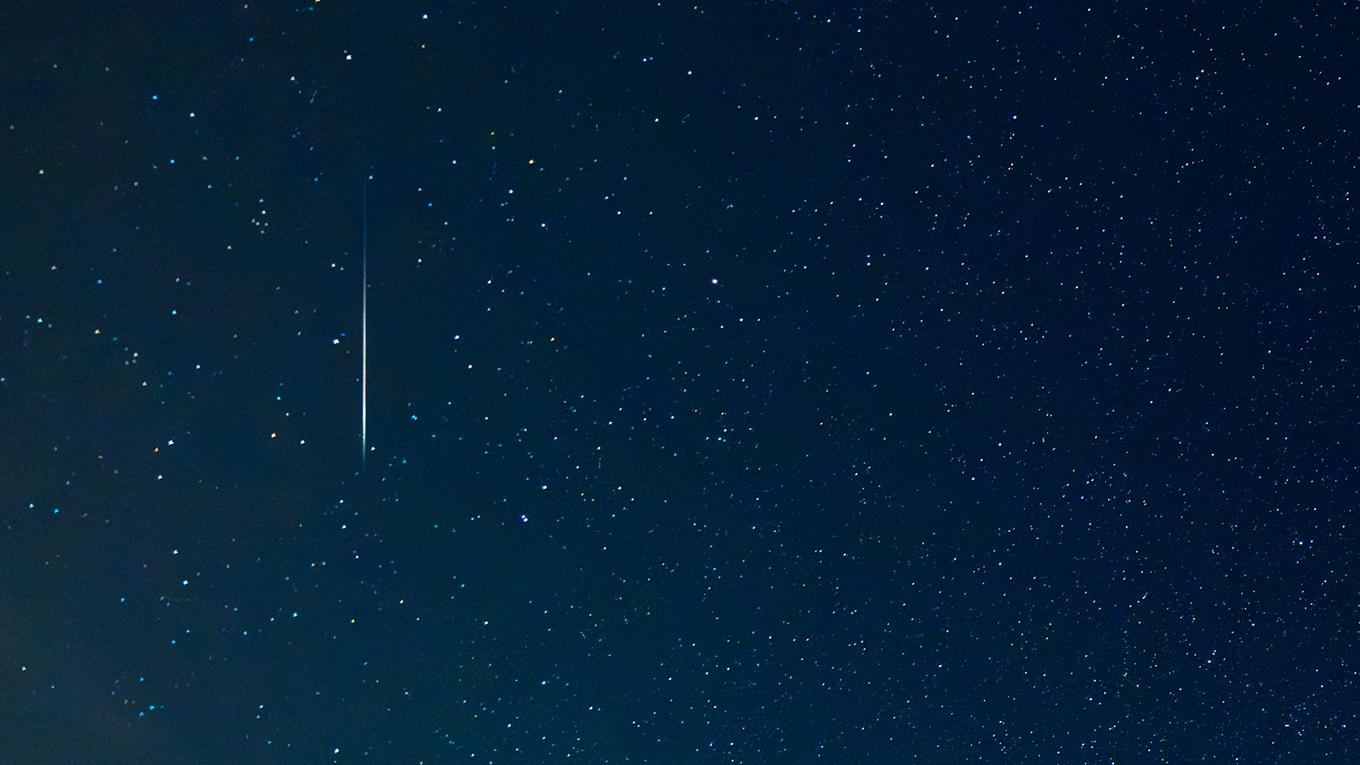 Un météore vole dans le ciel pendant la pluie de météores perséides.
