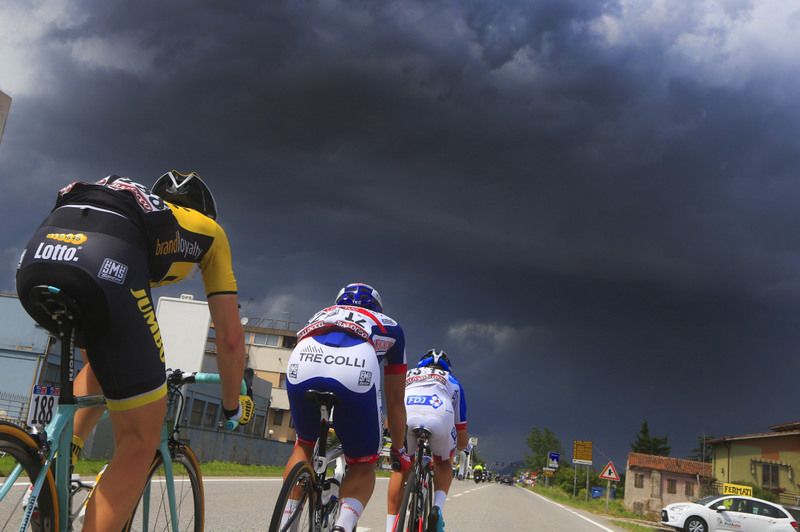 The break heads towards the black skies of Vincenza