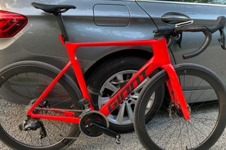 Giant Propel Advanced 1 leaning against a silver car