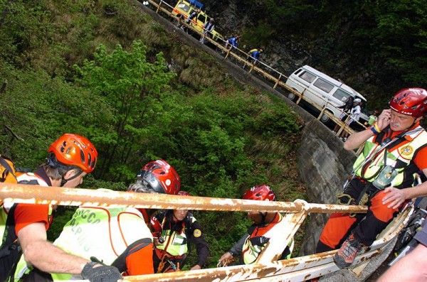 Rescue workers at the accident scene of Pedro Horrillo who crashed on the descent of the Culmine di San Pietro and fell into a ravine.