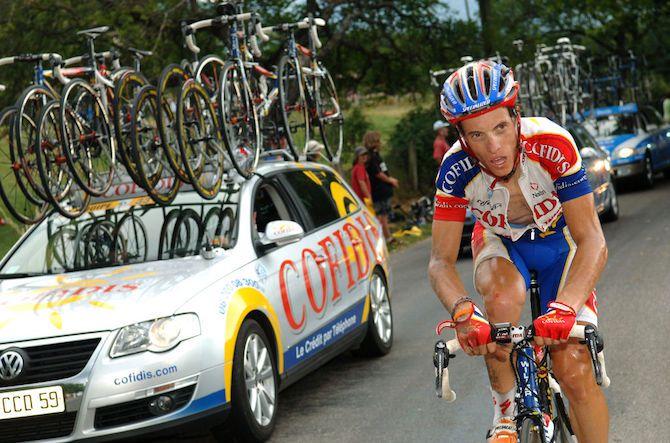 Chavanel makes his way back to the peloton after crashing at the 2006 Tour de France