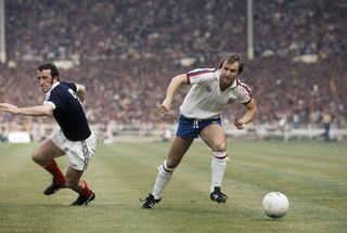 Sport, Football, pic: 4th June 1977, British Championship at Wembley, England 1 v Scotland 2, England's Dennis Tueart, right, moves past Scotland defender Danny McGrain (Photo by Bob Thomas Sports Photography via Getty Images)