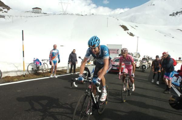Ryder Hesjedal (Garmin-Barracuda) leads Joaquim Rodriguez (Katusha)