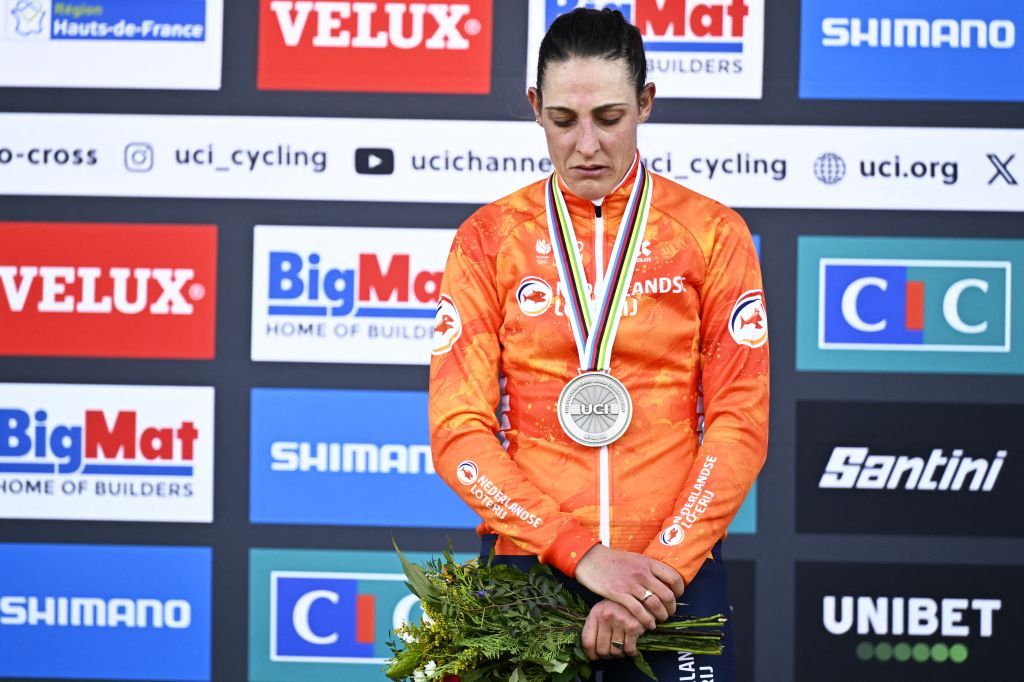 Dutch Lucinda Brand pictured on the podium after the women elite race, at the UCI Cyclocross World Championships, in Lievin, France, Saturday 01 February 2025. The world championships are taking place from 31 January until 02 February.
BELGA PHOTO JASPER JACOBS (Photo by JASPER JACOBS / BELGA MAG / Belga via AFP)