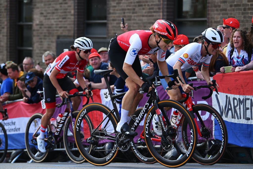 Marlen Reusser (Switzerland) and Elizabeth Deignan (Great Britain) were very active at the end of the race