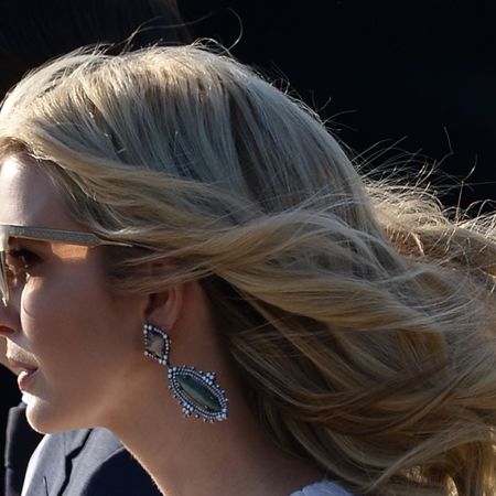 Hair, Hairstyle, Blond, Beauty, Chin, Ear, Eyewear, Long hair, Hair coloring, Fashion accessory, 