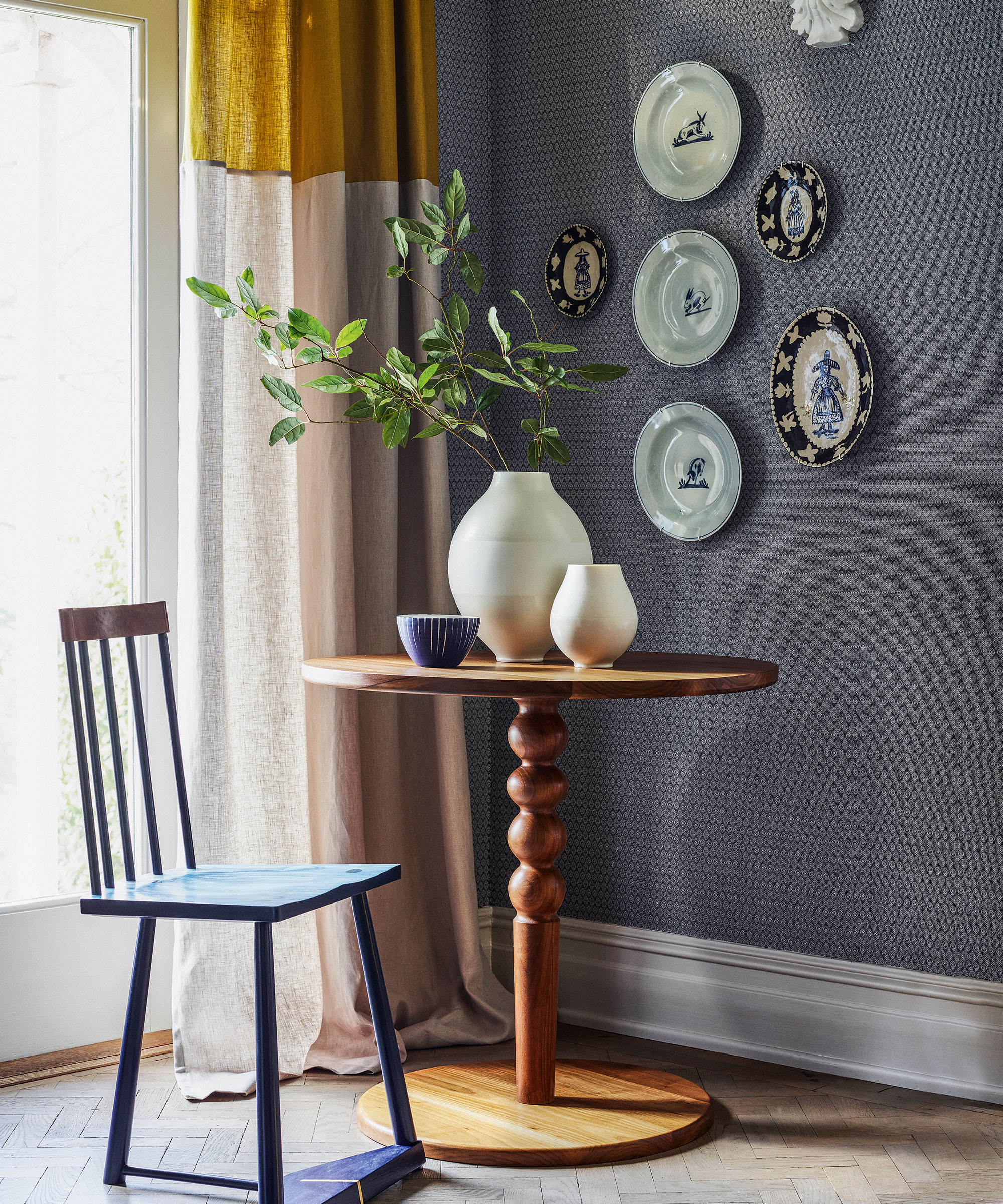 Living room feature wall with plate decor