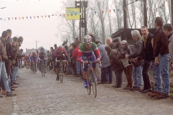 Bartoli on the cobbles as he heads towards a win in Het Volk in 2001
