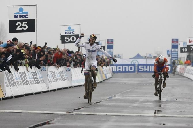 World Cup leader Wietse Bosmans (Belgium) celebrates his victory in Koksijde ahead of Michiel van der Heijden (Netherlands).