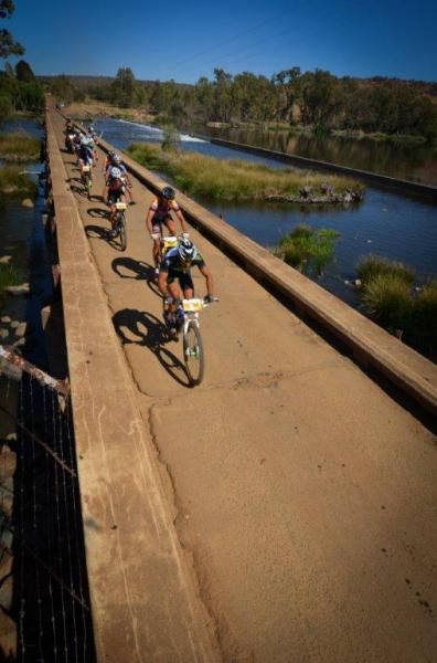 Racers cross the Vaal River