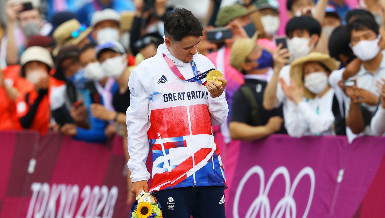 Tom Pidcock celebrates his Olympic gold