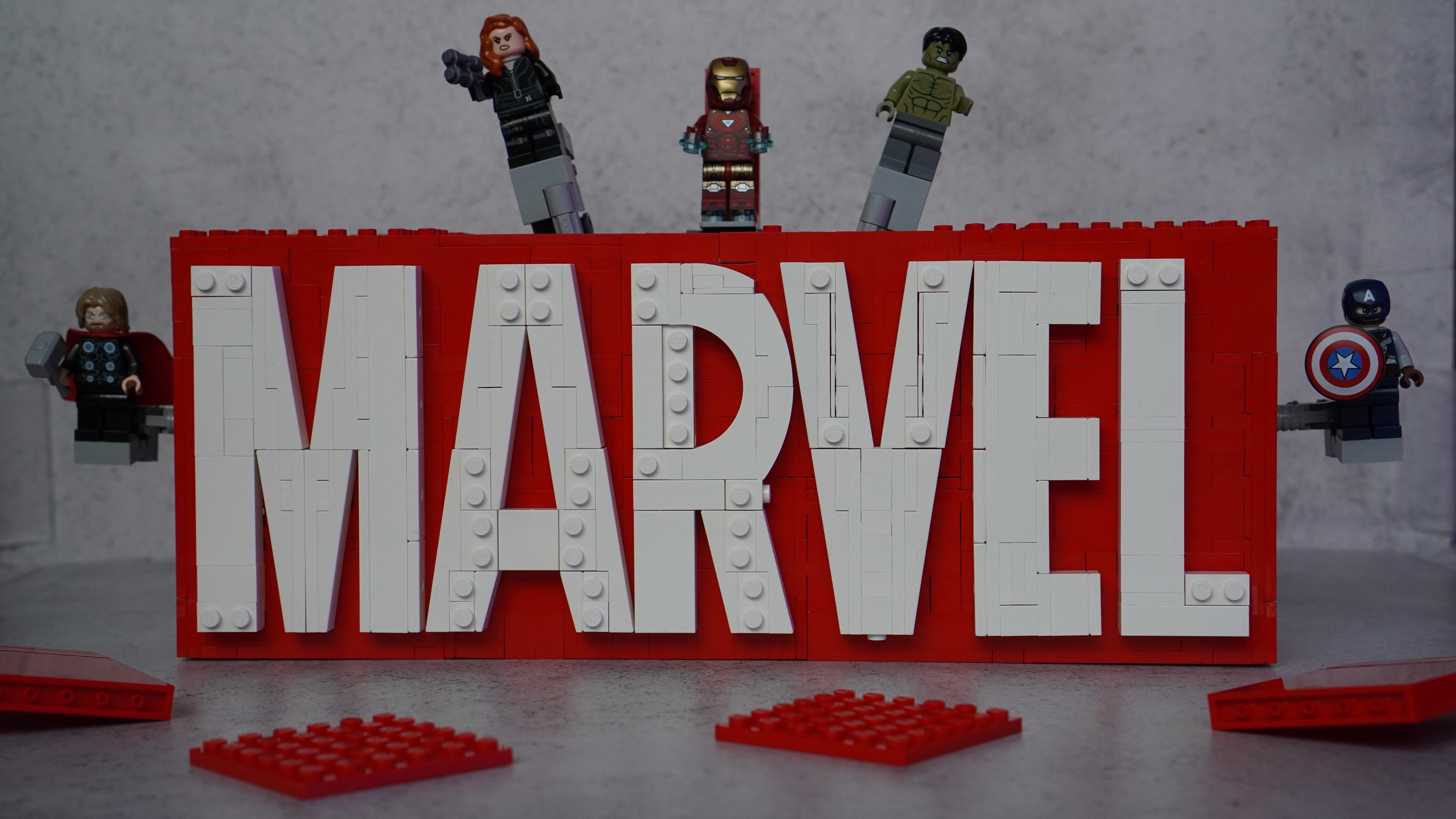 Lego Marvel Logo & Minifigures set review