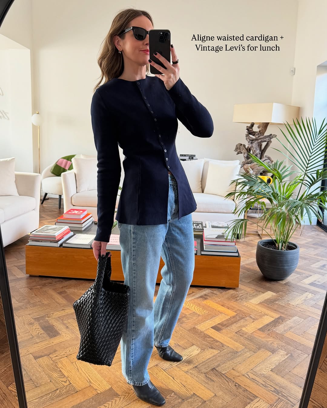 @emmarosethatcher indossa il maglione Aligne Daphne Waisted Knit in blu navy