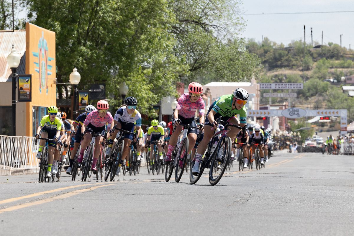 Maggie Cole-Lyster (DNA Pro Cycilng) wore the Green Sprint leaders jersey on behalf of Lauren De Crescenzo, but was looking to take it outright. Unfortunately Maggie was caught up in an early crash and did not finish the race.