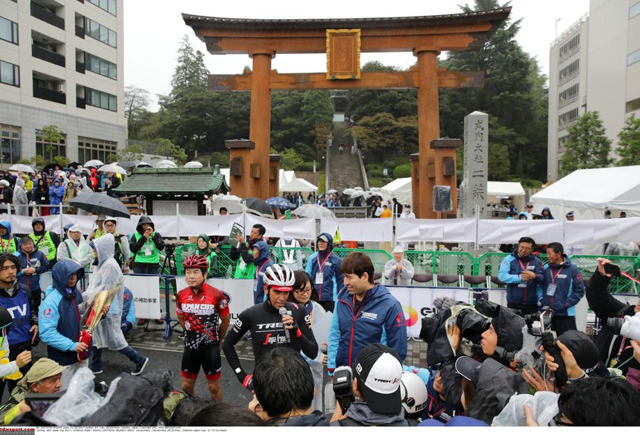 Contador addresses the crowds