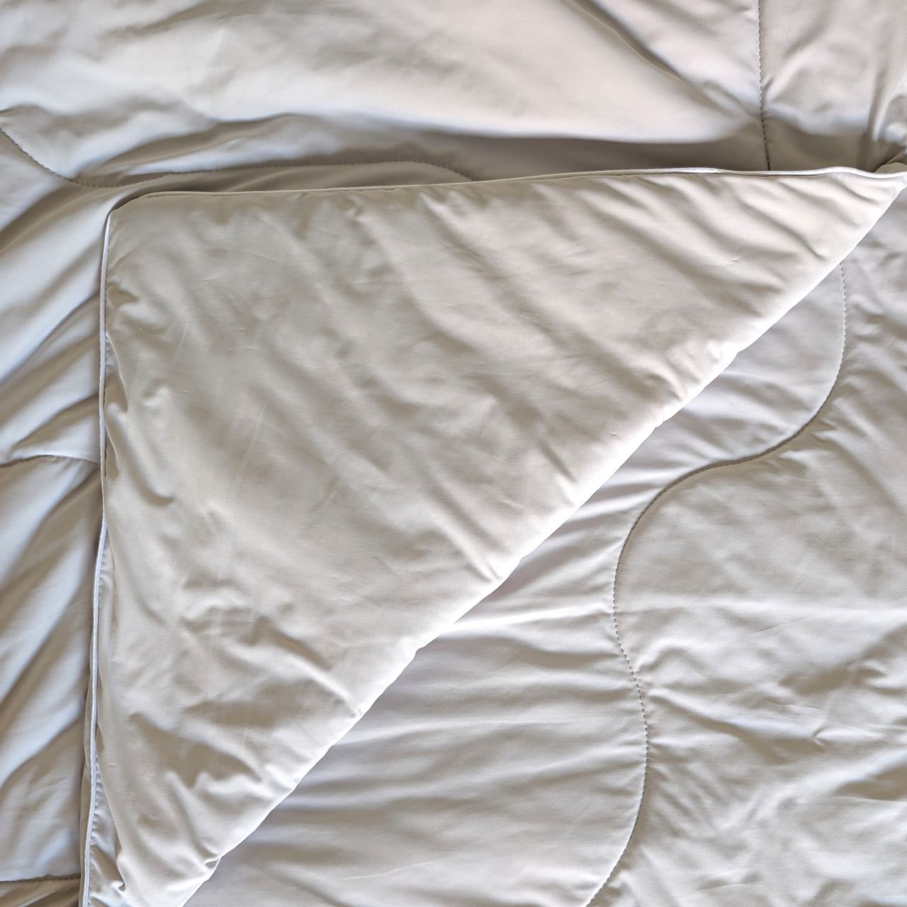 Bedsure cooling blanket being tested