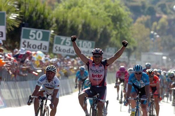 McEwen in Bosa over Paolo Bettini (Quickstep-Innergetic) and Alessandro Petacchi (Milram).