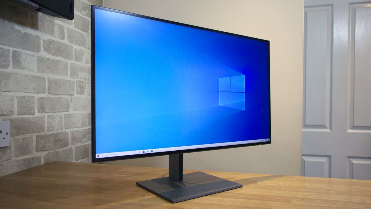 The HP Z27u G3 on a table