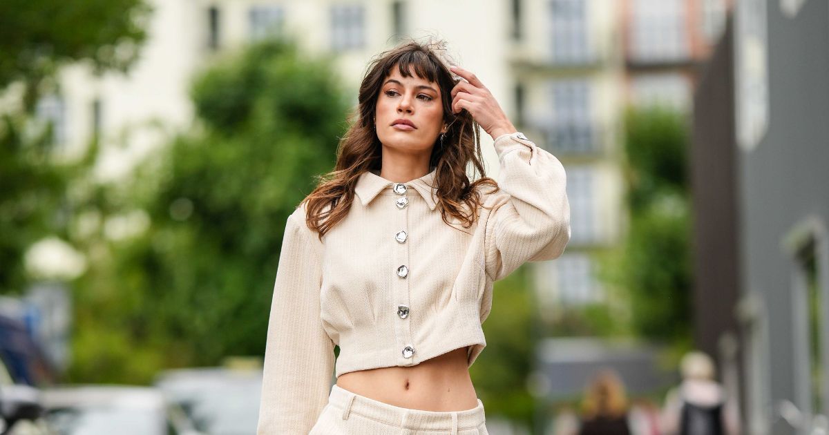 Cette coiffure simple est *très* populaire en ce moment et elle convient à tout le monde