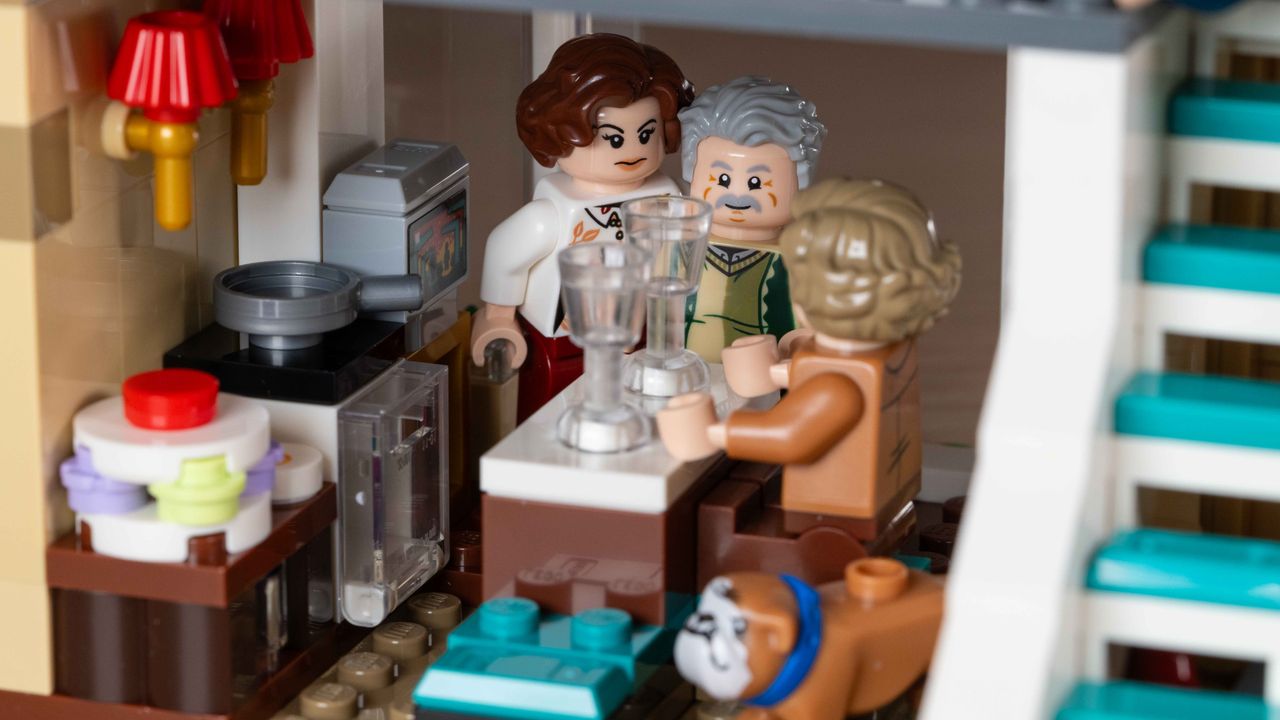 Lego Privet Drive: Aunt Marge's Visit (76451) kitchen