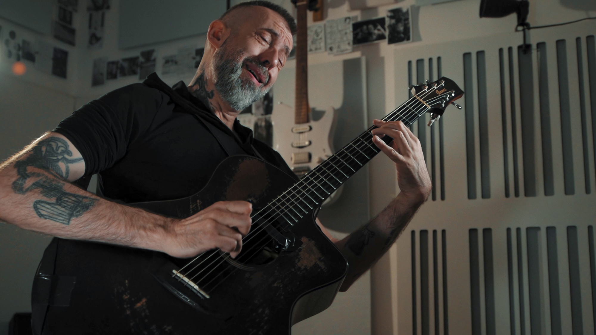 A publicity photo of Jon Gomm playing his Ibanez JGM5 acoustic-electric guitar equipped with the Fishman Jon Gomm Signature Series Powertap Earth Pro pickup system