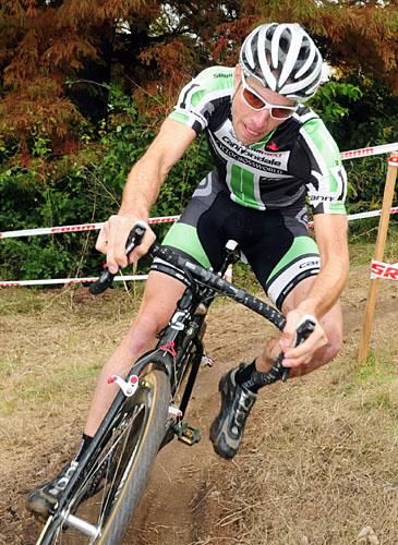 Jeremy Powers (Cannondale/cyclocrossworld.com) leading early in the race.