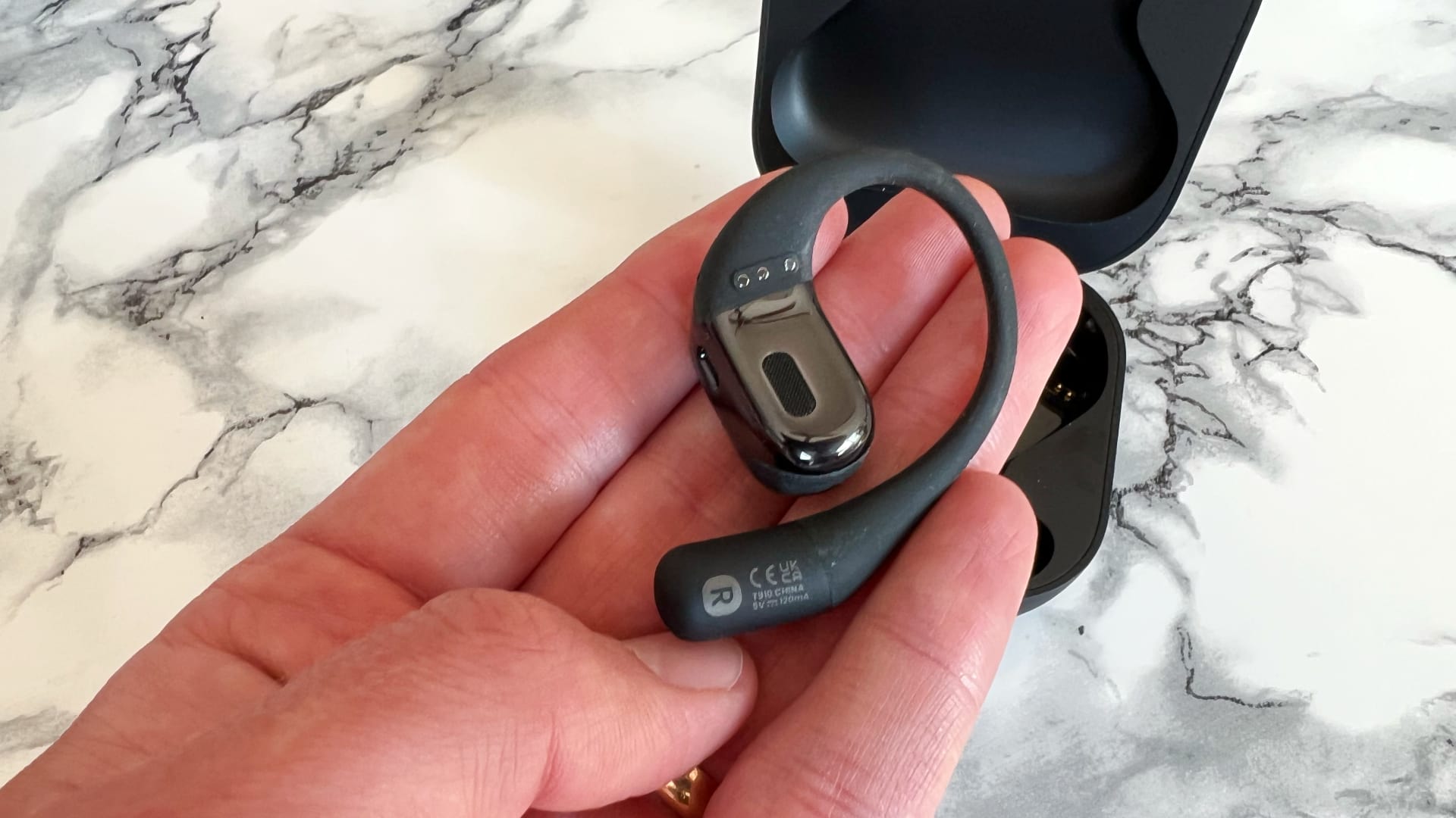 Shokz openfit mot marmorerat bord