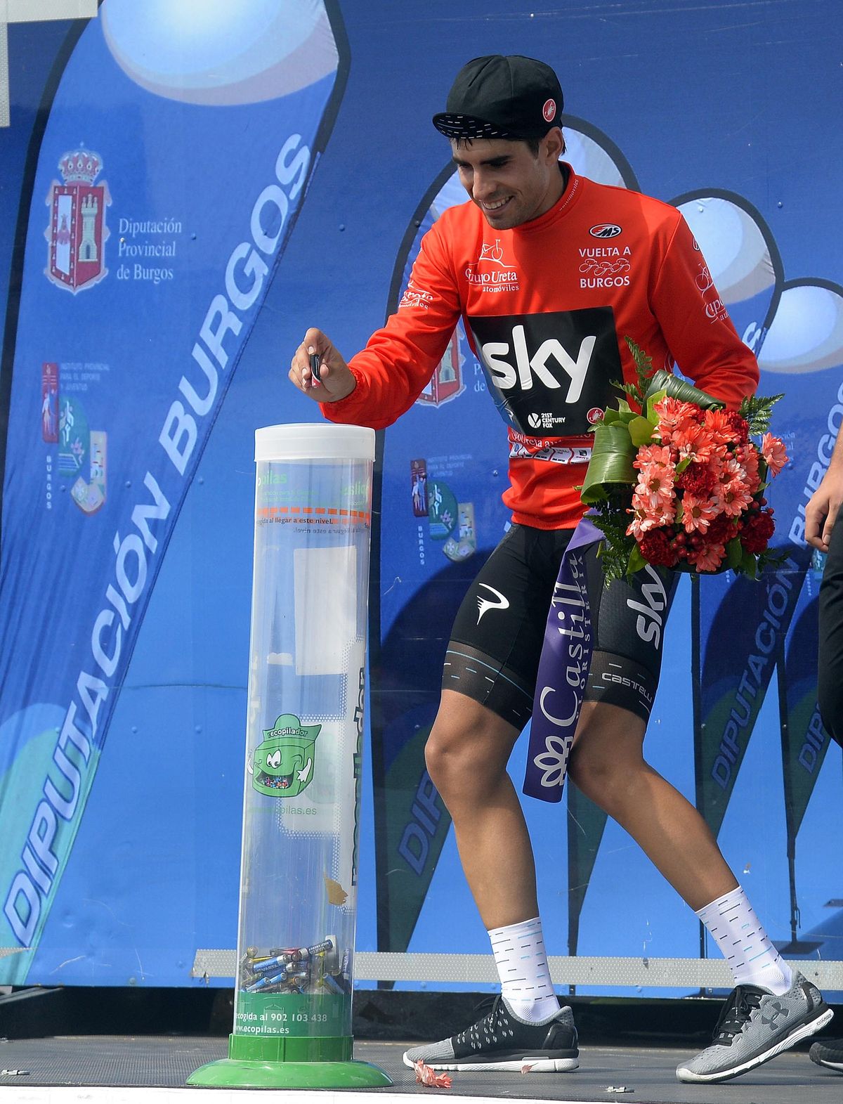 Mikel Landa recycles a battery