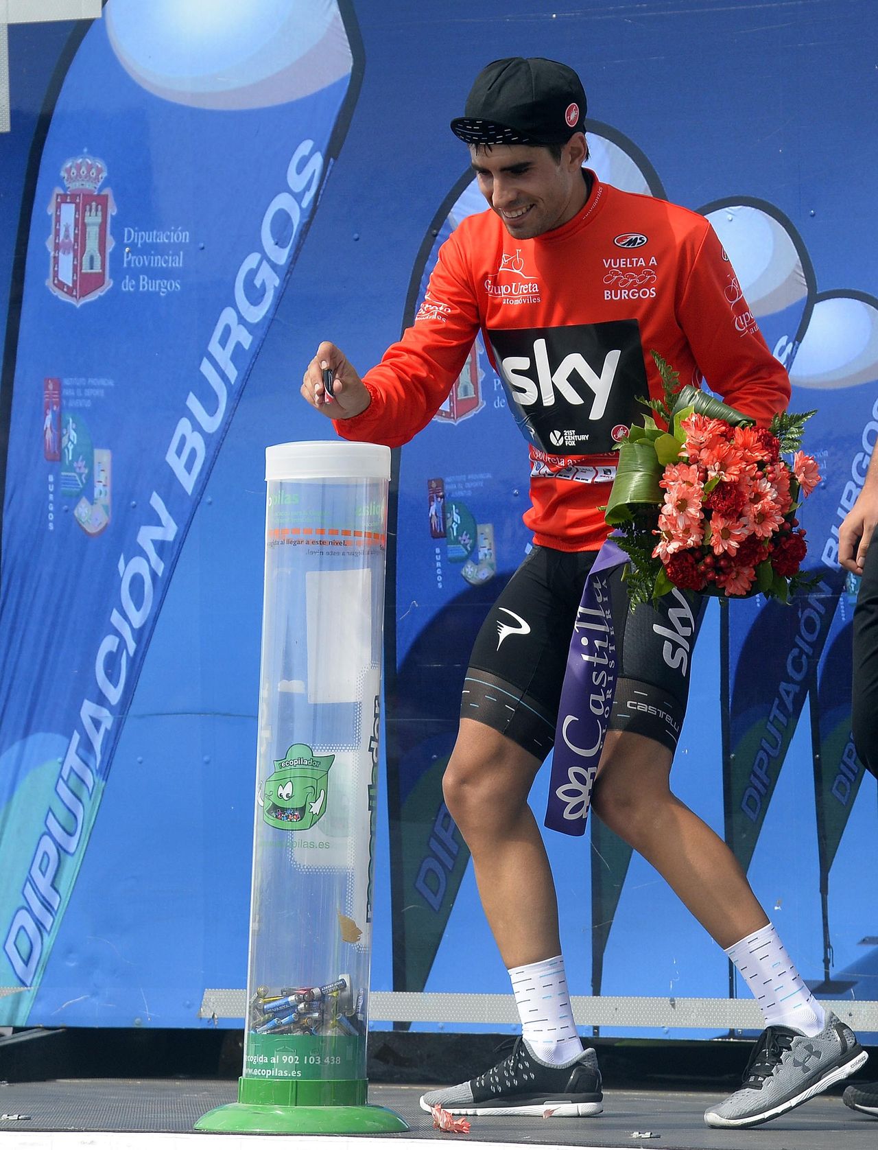 Mikel Landa recycles a battery