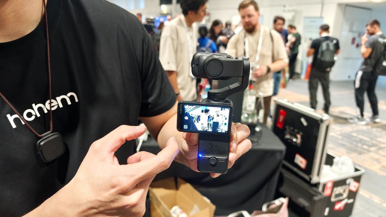 Man holding the Hohem Eyepic