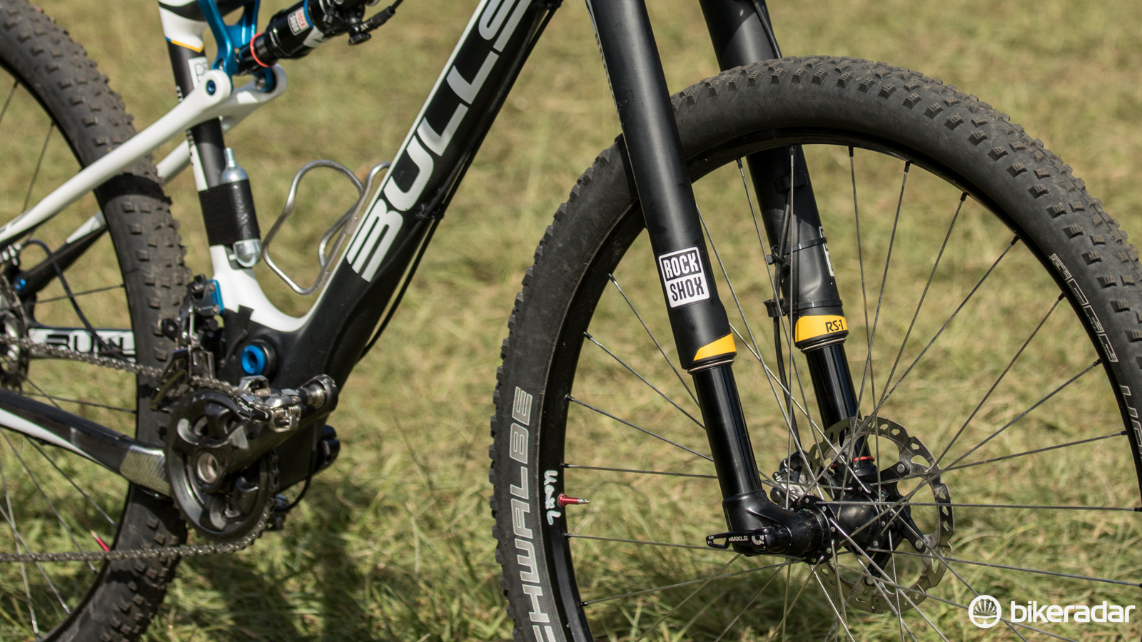 A RockShox RS-1 sits up front