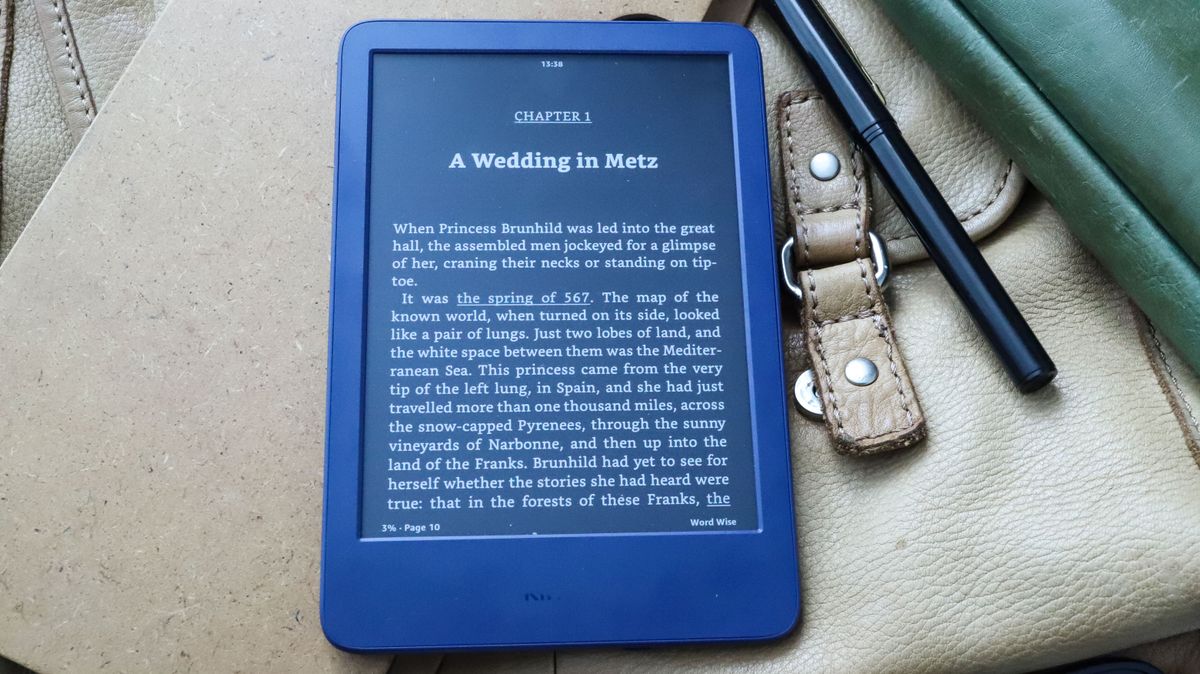 Amazon Kindle vs Kindle Paperwhite Which Amazon ereader should you buy